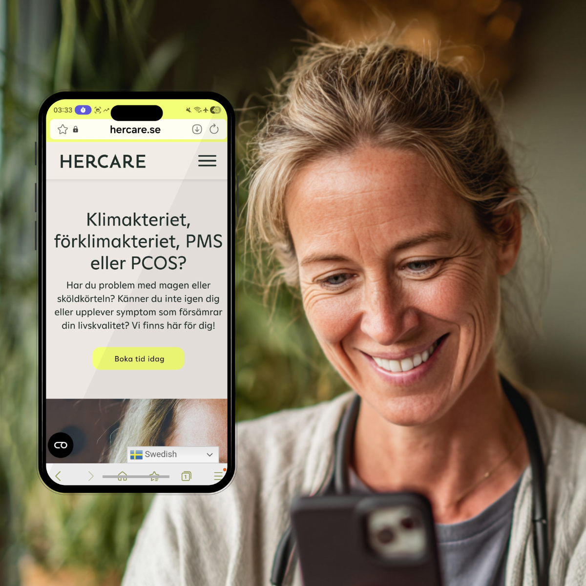 Kvinna som har en konsultation online i mobilen